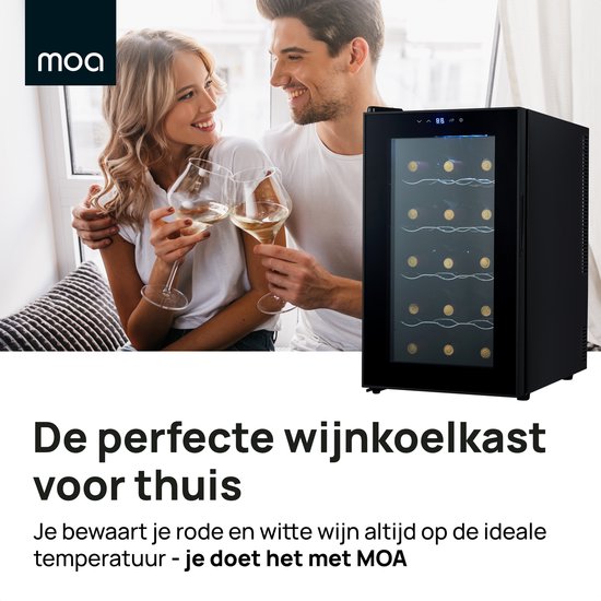 MOA wijnkoelkast naast een koppel dat wijn drinkt, met glazen deur en zwart design.