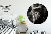 WallCircle - Wandcirkel ⌀ 150 - Gorilla op zwarte achtergrond in zwart-wit - Ronde schilderijen woonkamer - Wandbord rond - Muurdecoratie cirkel - Kamer decoratie binnen - Wanddecoratie muurcirkel - Woonaccessoires