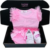 kraamcadeau meisje met romper en babysneakers - kan ook rechtstreeks als cadeau worden gestuurd