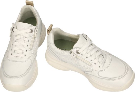 Deux sneakers blanches en cuir avec fermeture éclair et lacets, détails perforés et boucles beiges.
