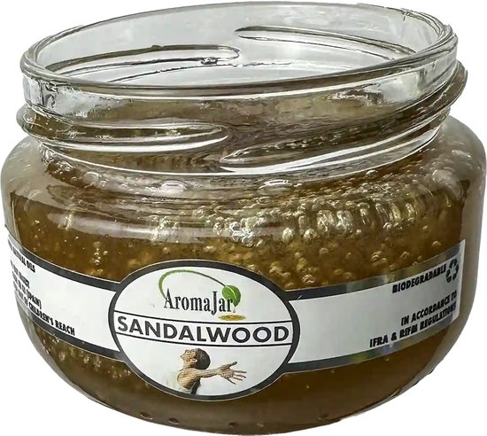 Glazen potje AromaJar met amberkleurige sandalwood geurgel en een etiket met een persoon die de armen uitstrekt.