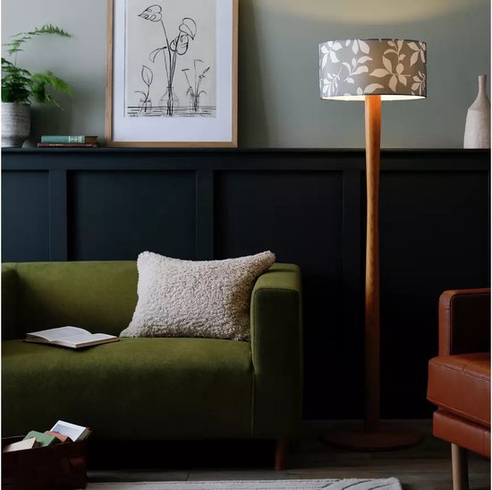 Houten staande lamp met lampenkap met grijs bladerpatroon.