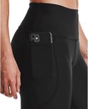 Close-up van de heupzak van een zwarte dames legging, met een smartphone erin. De legging heeft een hoge taille en een Under Armour logo.