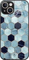 Casimoda® hoesje - Geschikt voor iPhone 13 - Blue Cubes - Luxe Hard Case Zwart - Backcover telefoonhoesje - Blauw