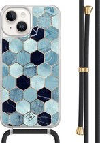 Casimoda® hoesje met zwart koord - Geschikt voor iPhone 14 - Blue Cubes - Afneembaar koord - TPU/acryl - Blauw