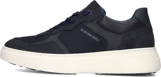 Gedetailleerde zijaanzicht van een blauwe G-Star Raw sneaker met textiel en leren details.