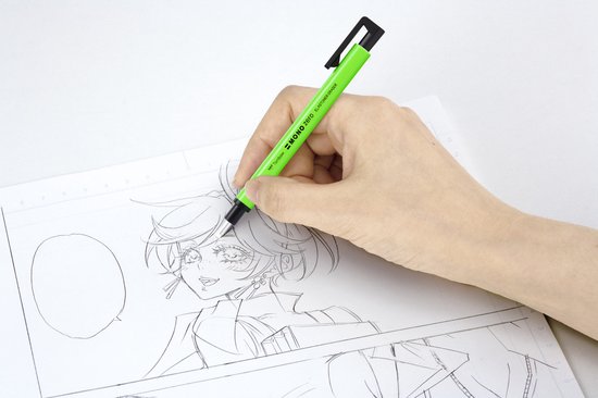 Hand houdt een neon gele Tombow Mono Zero gum vast boven een schets van een anime-personage.