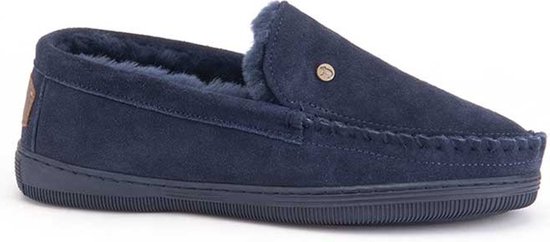 Donkerblauwe suède sloffen met schapenvachtvoering, mocassin-stiksels en een gouden knoopje.