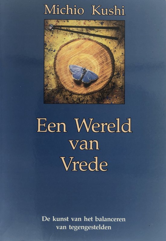Een Wereld van Vrede, boek met een blauwe vlinder op een houten plak in het midden.