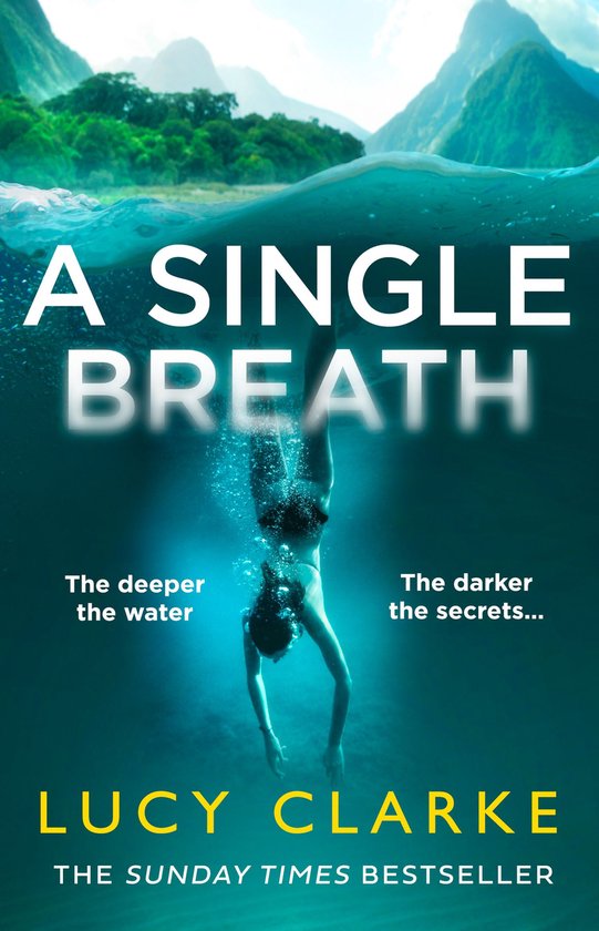 Boekomslag van 'A Single Breath' met een vrouw die duikt in helderblauw water, bergen op de achtergrond. Tekst: 'A SINGLE BREATH', 'The deeper the water', 'The darker the secrets...', 'LUCY CLARKE', 'THE SUNDAY TIMES BESTSELLER'.