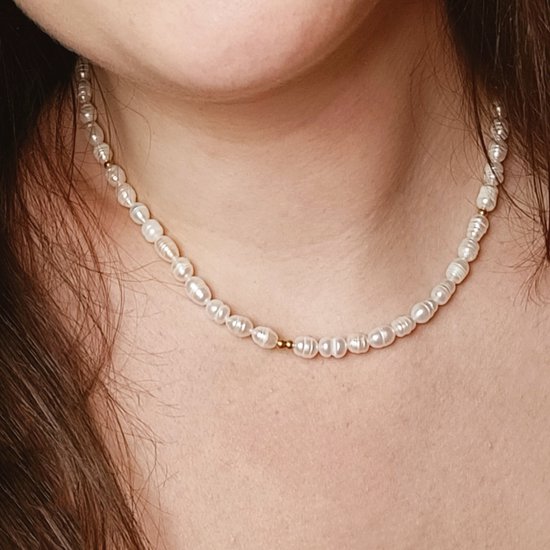 Ava&Imber Collier de perles moderne – Collier original de perles d'eau douce pour femme, fabriqué en acier inoxydable doré (RV) dans un emballage cadeau