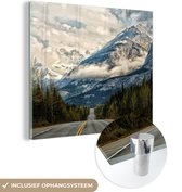 MuchoWow® Glasschilderij 50x50 cm - Schilderij acrylglas - Een weg loopt richting een hoge berg - Foto op glas - Schilderijen