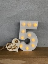 Creaties van Hier - Getal 5 met houten hartje Gefeliciteerd - Light Letter - Licht Letter - Hout -16,5 x 11,5 x 2 cm