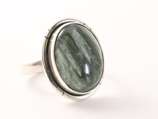 Ovale zilveren ring met serafiniet - maat 18.5