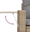 Détail de la table d'appoint extensible d'un salon modulaire en polyrotin beige. La table est fixée sur le côté et dotée d'un vérin à gaz.