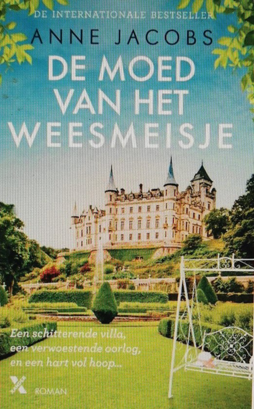 Boekomslag met daarop een groot landhuis in een tuin. De titel "DE MOED VAN HET WEESMEISJE" staat in witte letters op een blauwe achtergrond.