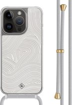 Casimoda® hoesje met grijs koord - Geschikt voor iPhone 13 Pro - Abstract Painted Waves - Afneembaar koord - TPU/polycarbonaat - Bruin/beige