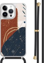 Casimoda® hoesje met zwart koord - Geschikt voor iPhone 13 Pro Max - Abstract Terracotta - Afneembaar koord - TPU/polycarbonaat - Blauw