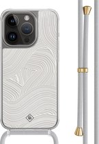 Casimoda® hoesje met grijs koord - Geschikt voor iPhone 14 Pro - Abstract Painted Waves - Afneembaar koord - TPU/polycarbonaat - Bruin/beige
