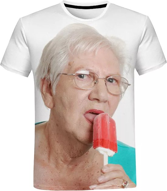 Een t-shirt met een print van een oudere vrouw met bril die aan een rood ijsje likt.