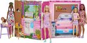 Barbie vakantiehuis met poppen, roze auto en barbecue. Poppenhuis met keuken, garage en slaapkamer.