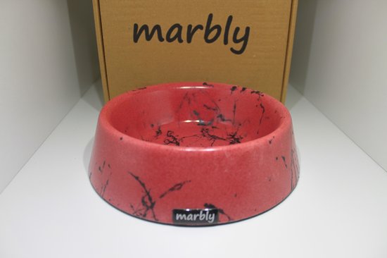 Rode marmeren voerbak met zwarte spetters en 'marbly' logo, met doos.