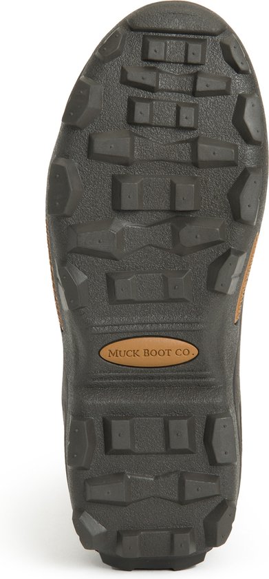 Zwarte buitenzool van een Muck Boot met grof profiel en logo in het midden.