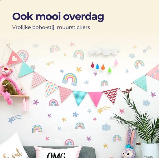 Een kinderkamer ingericht met boho-stijl muurstickers van regenbogen, sterren en wolken, met decoratieve vlaggetjes.