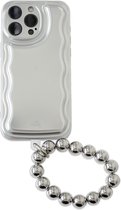 xoxo Wildhearts telefoonhoesje met telefoonkoord geschikt voor iPhone 13 Pro - Wavy case Silver met Silvery beads (easy cord) - Phone cord - iPhone hoesje met koord - telefoonketting - zilver