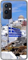 Geschikt voor OnePlus 9 Pro hoesje - Vlag van Griekenland tussen de witte huisjes - Siliconen Telefoonhoesje