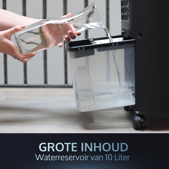 Zwarte mobiele aircooler met een groot waterreservoir van 10 liter, wordt bijgevuld met een glazen kan.