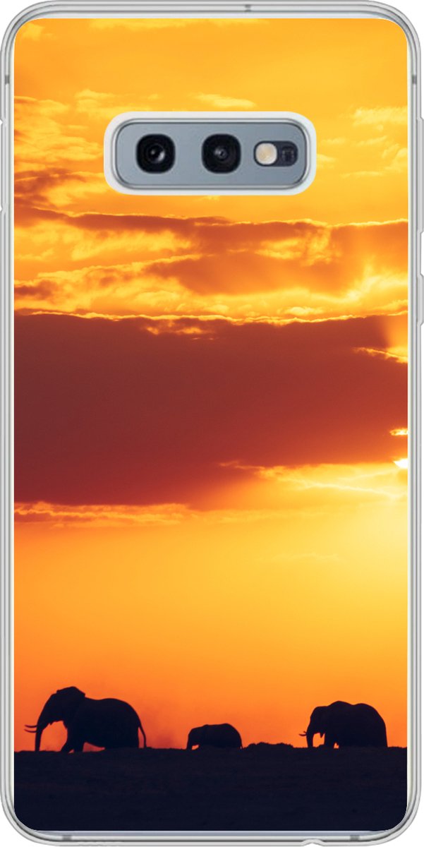 Telefoonhoesje Geschikt voor Samsung Galaxy S10e hoesje - Olifanten - Horizon - Zonsondergang - Dieren - Siliconen Telefoonhoesje Telefoonhoesje
