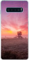Geschikt voor Samsung Galaxy S10 Plus hoesje - Paarse tinten in Nederlands landschap - Siliconen Telefoonhoesje