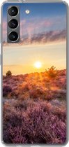 Geschikt voor Samsung Galaxy S21 hoesje - Bloeiende heide tijdens zonsondergang in Nederland - Siliconen Telefoonhoesje