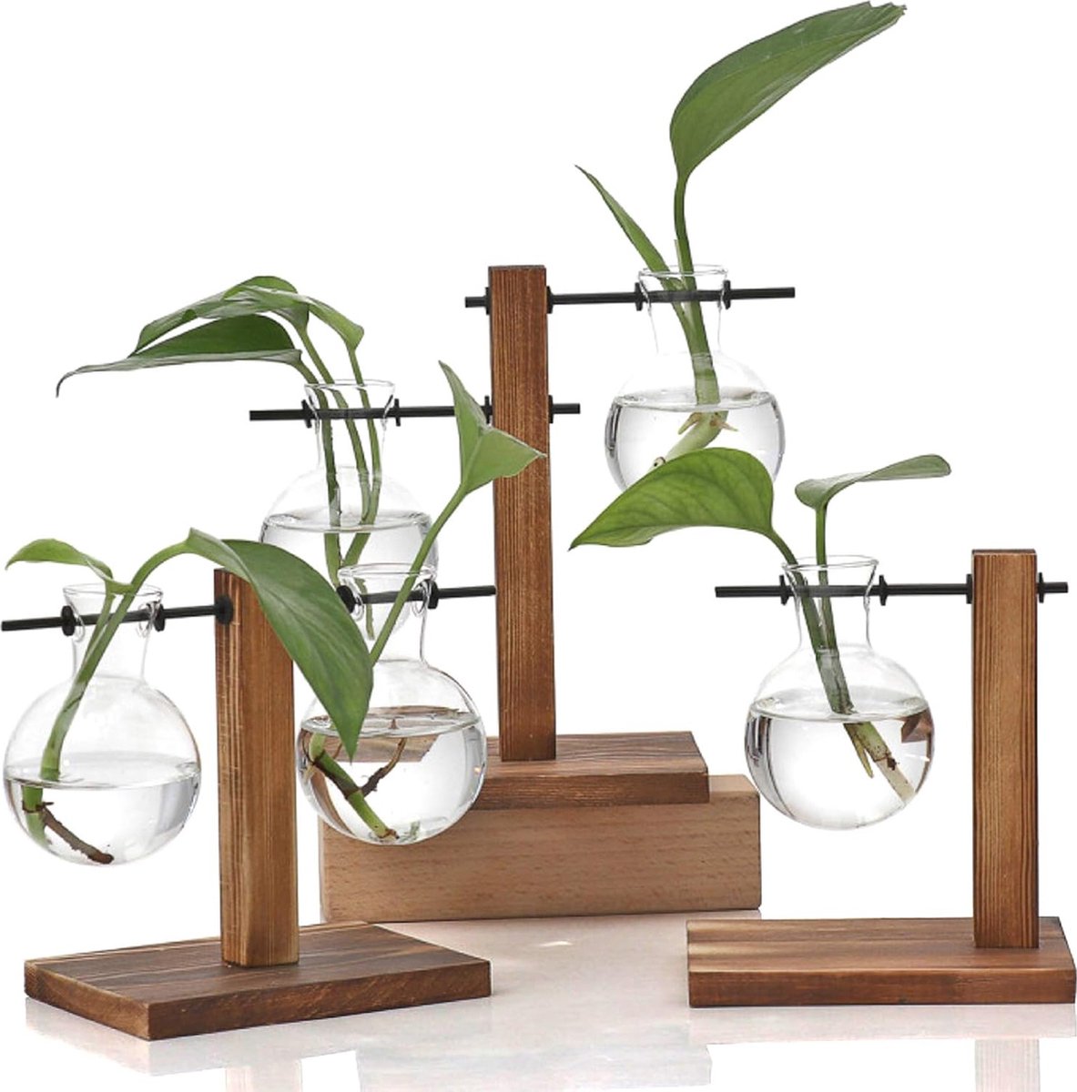 Vintage ontwerp glazen vaas in de vorm van een gloeilamp met een houten standaard gemaakt