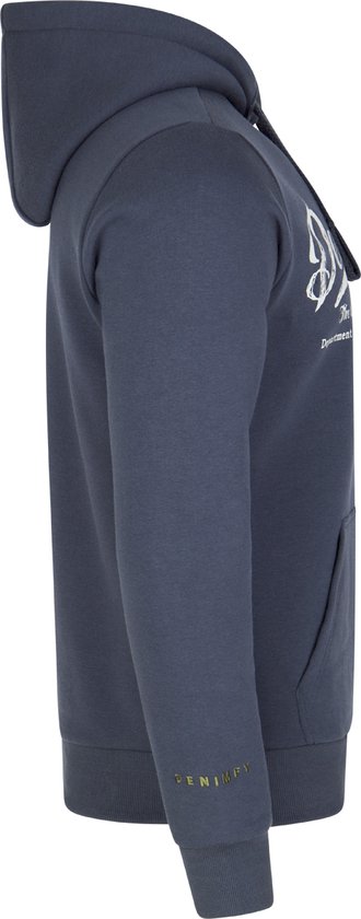 Zijaanzicht van donkerblauwe hoodie met opdruk op de borst en geborduurde tekst op de mouw.