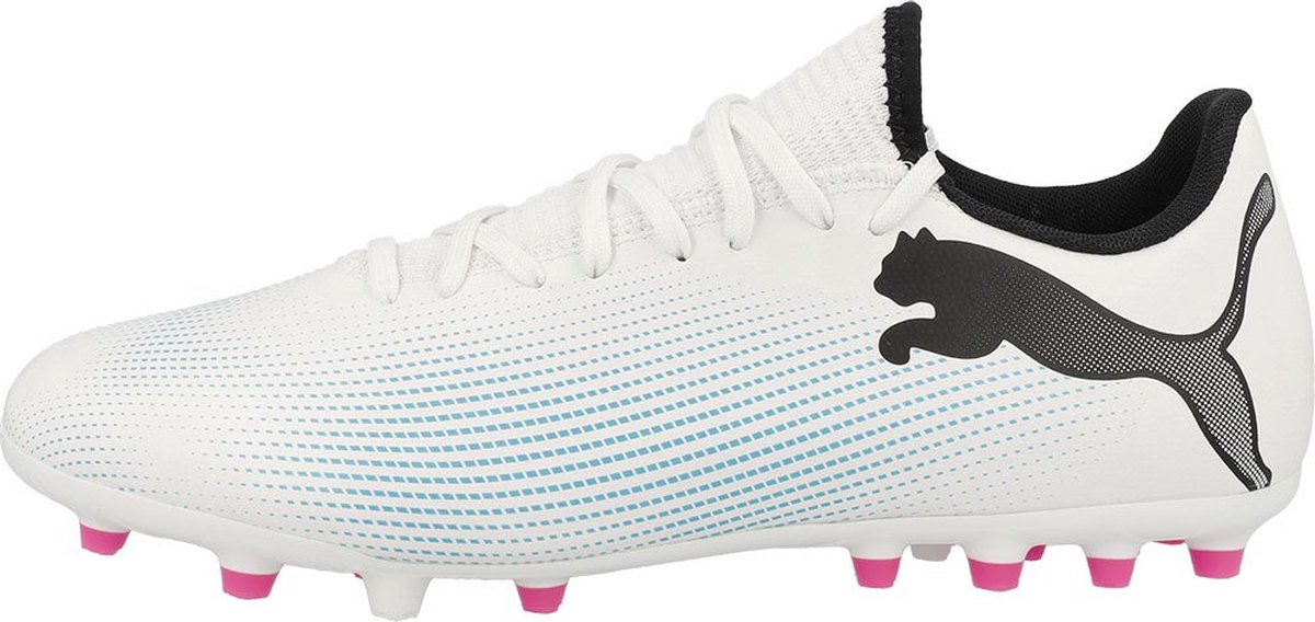 Witte Puma Future 7 Play Mg voetbalschoenen EU 45 met elastische kraag en zwarte logo, ontworpen voor spelmakers.
