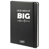Notitieboek met naam en quote 'Little Notes Of Big Adventures', lederlook kaft, B5 formaat, gelinieerd, 240 pagina's