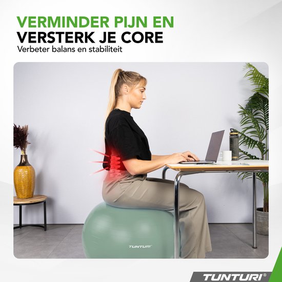 Vrouw gebruikt een mintgroene Tunturi fitnessbal als bureaustoel.