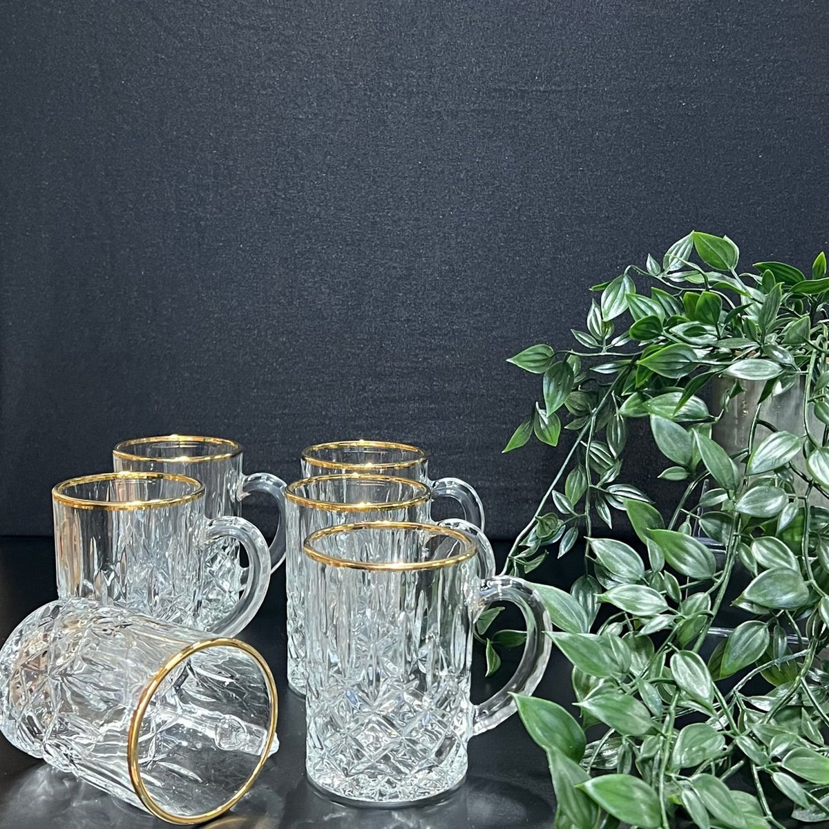 Thee glazen met een gouden rand