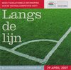 Groene grasmat met witte lijnen van een voetbalveld. Tekst: Langs de lijn, Eredivisie boven alles. Meest sensationele ontknoping van de voetbalcompetitie ooit!