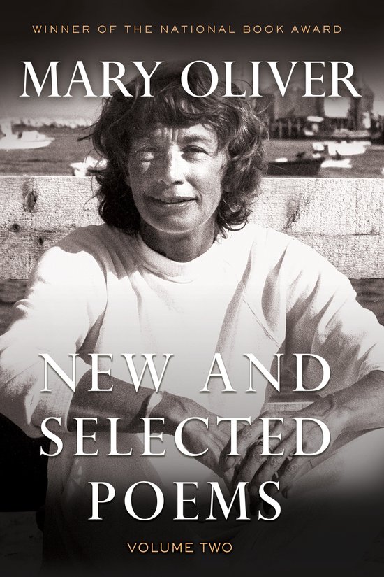 Couverture de livre avec une photo noir et blanc de Mary Oliver, avec le texte 'New and Selected Poems Volume Two'.