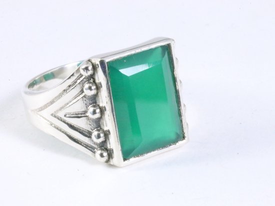 Bewerkte rechthoekige zilveren ring met groene onyx - maat 21