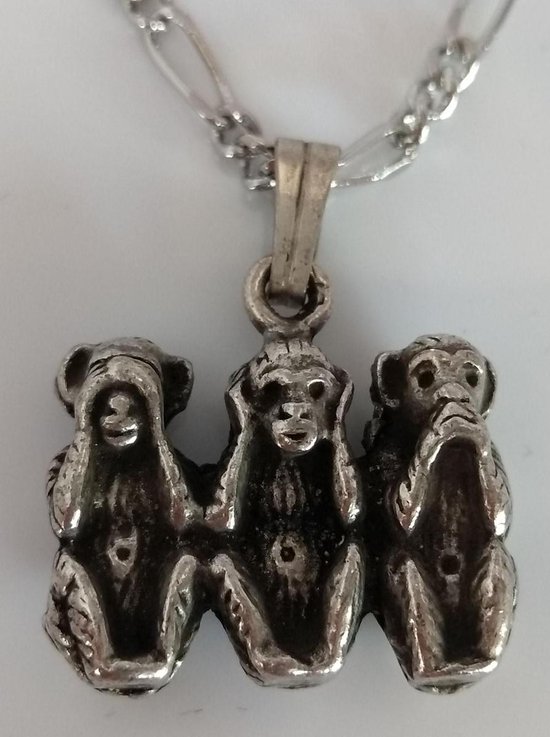 Horen zien en zwijgen, ketting met hanger drie aapjes