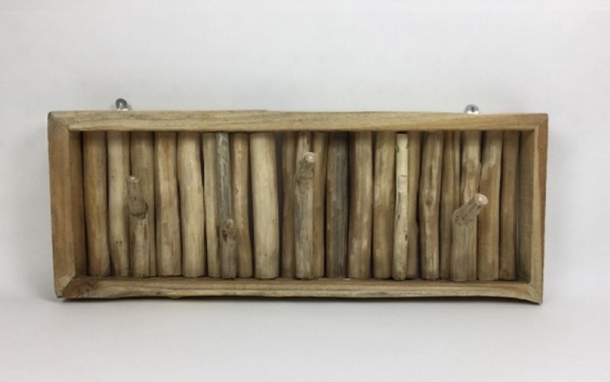 Stoere kapstok van hout en takken