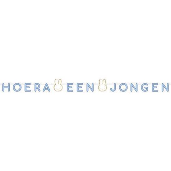 Lichtblauwe slinger met de tekst 'HOERA EEN JONGEN' in letters met daartussen twee gouden konijnenkopjes.
