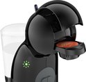 Zwarte Krups Dolce Gusto Piccolo XS koffiemachine, met capsulehouder en waterreservoir.