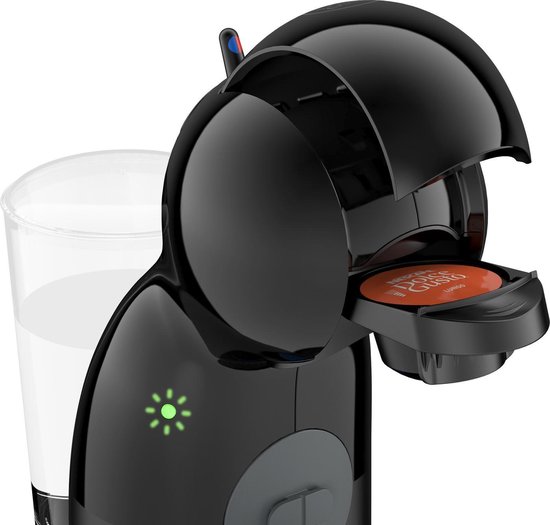 Zwarte Krups Dolce Gusto Piccolo XS koffiemachine, met capsulehouder en waterreservoir.