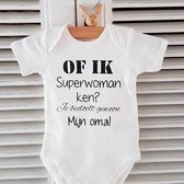 Rompertje baby korte mouw met tekst: Of ik superwoman ken? Je bedoelt gewoon mijn Oma wit zwart -Maat 74-80