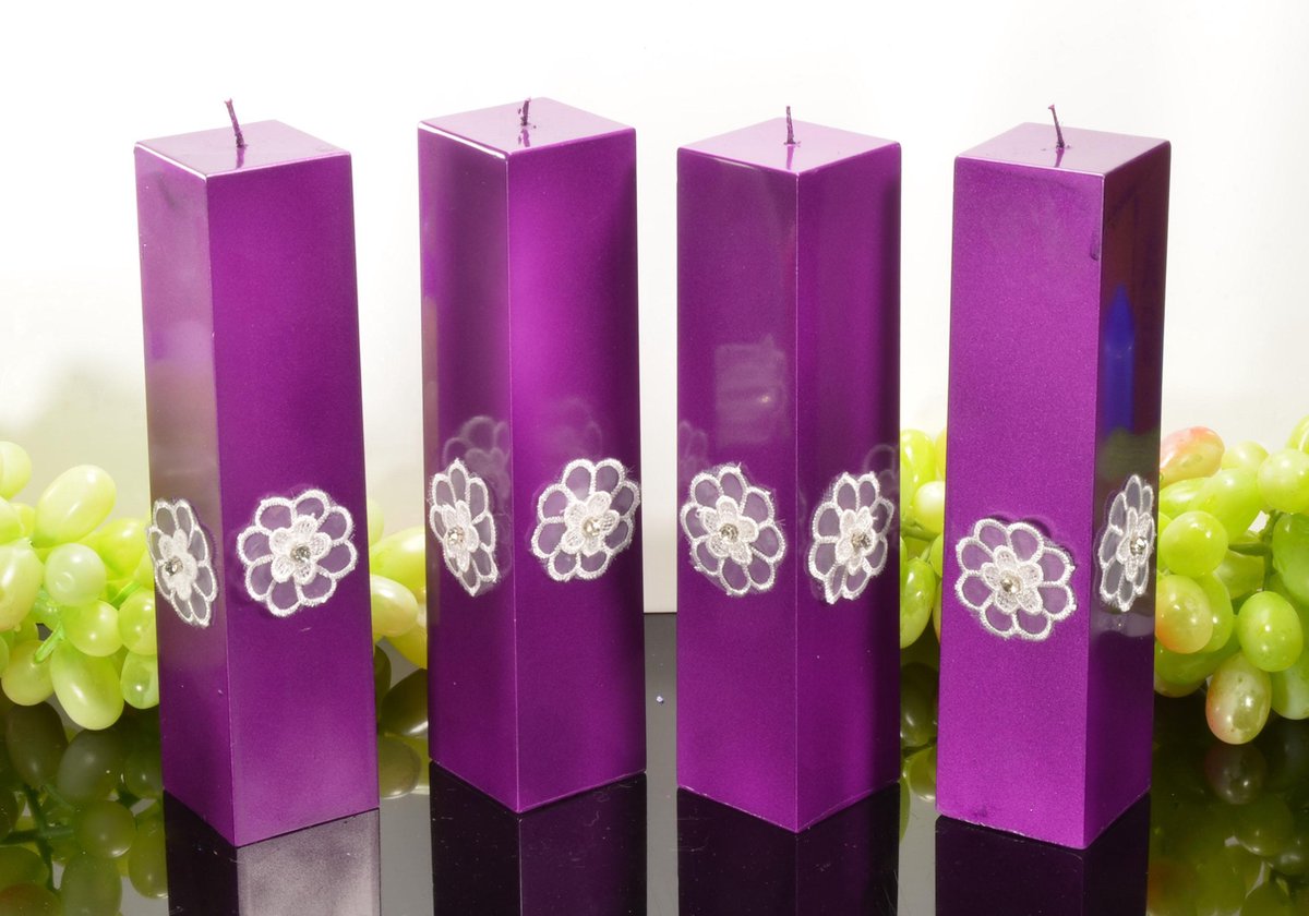 2 stuks luxe Kwadrant kaars LILA met applicatie.  Hoogte 22 cm en gemaakt door Candles by Milanne